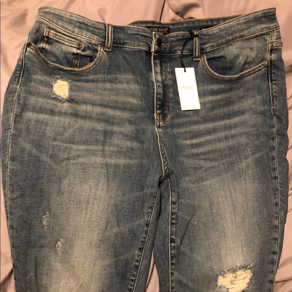 Judy Blue Medium Blue Distressed Cropped Ankle Jeans
